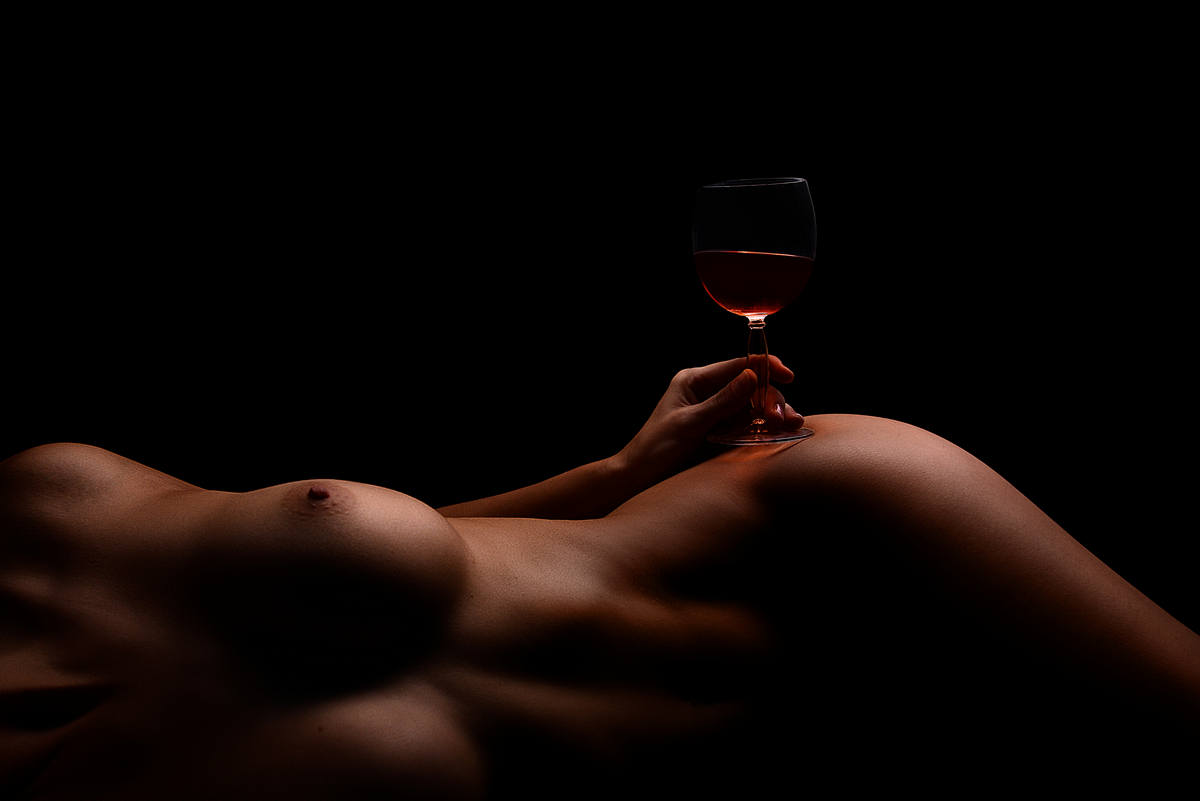 Aktfoto mit Weinglas auf Frauenkörper
