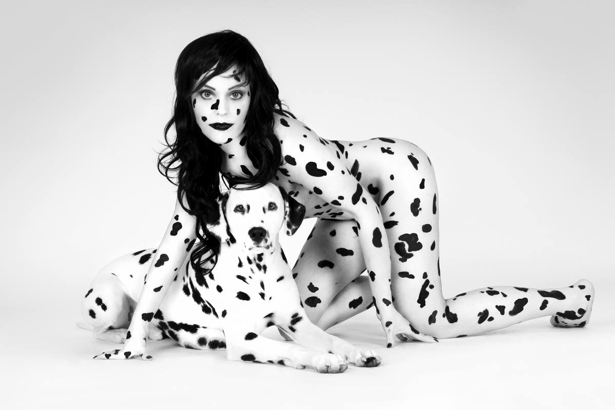 Besondere Aktfotos hier mit Dalmatina Bodypainting