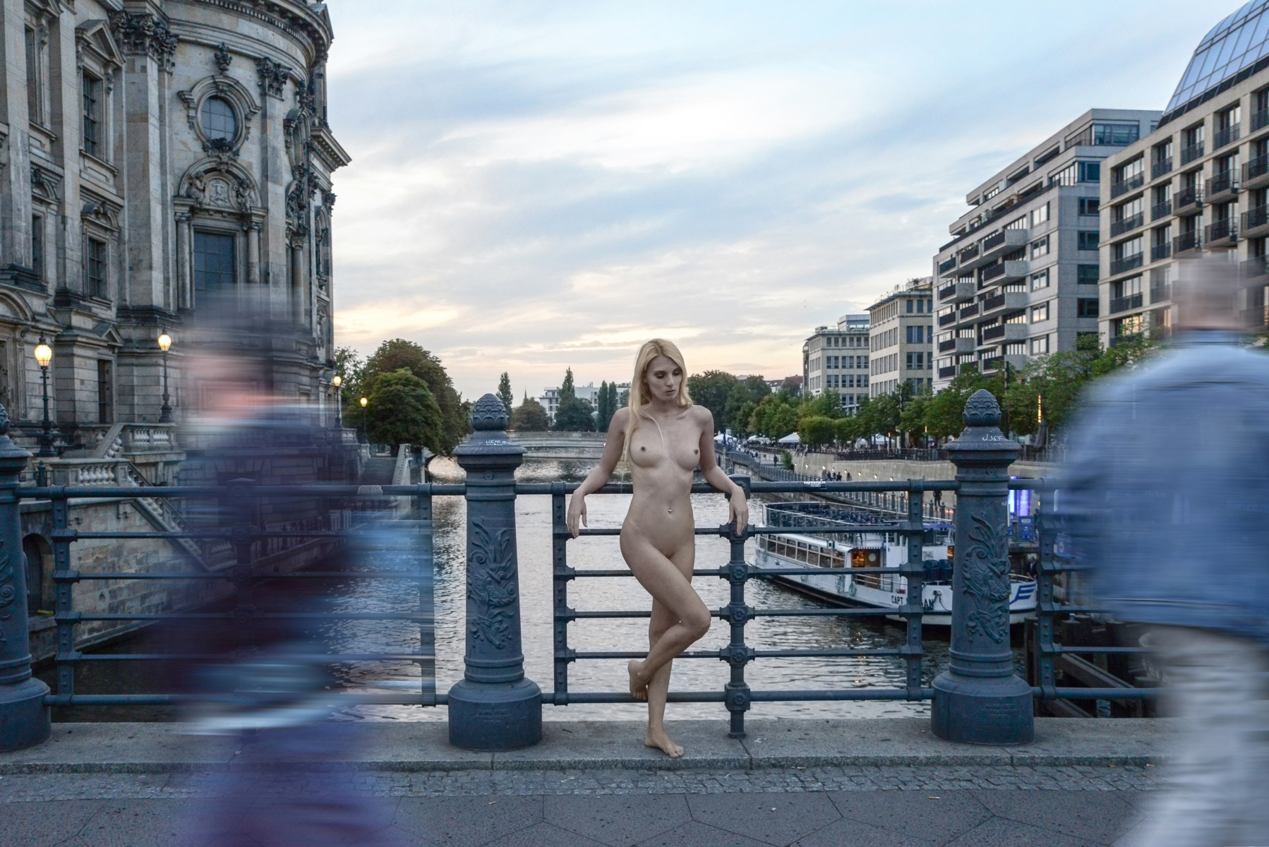 Nude in Public Aktfoto in der Öffentlichkeit Berlin