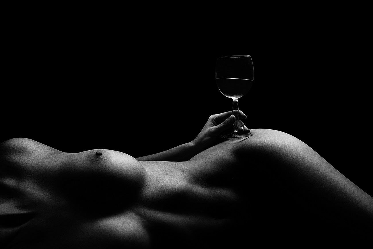 Schwarzweiß Fotos mit Weinglas und einer Frau - Körperlandschaften