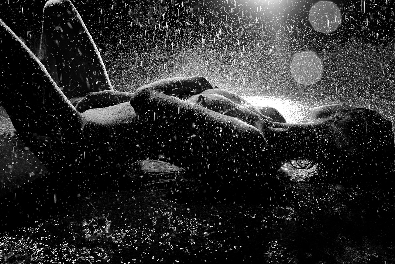 Schwarzweiß Aktfotos im Regen mit Wassertropfen Fotoshooting Wet