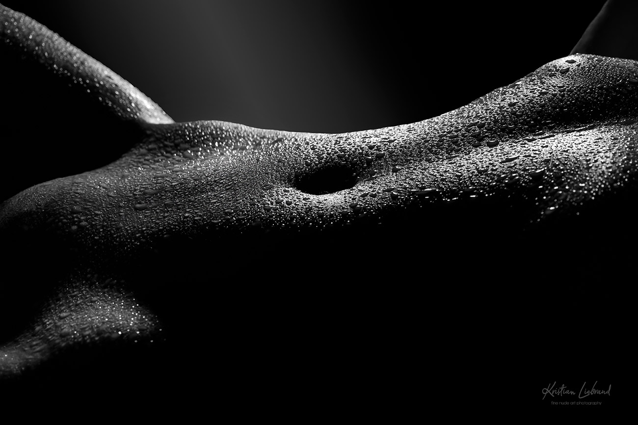 Ästhetische Aktfotografie in schwarzweiß (Körperlandschaft mit Wassertropfen) bodyparts Aktfoto Licht und Schatten art du nu en noir et blanc avec des gouttes d&apos;eau