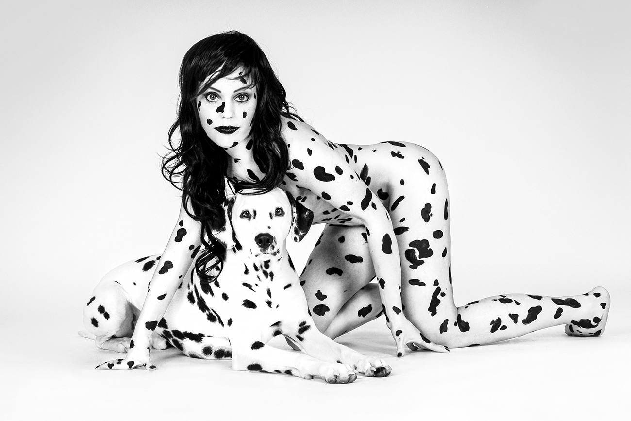 Schwarzweiß Aktfotografie mit einem Hund Dalmatiner