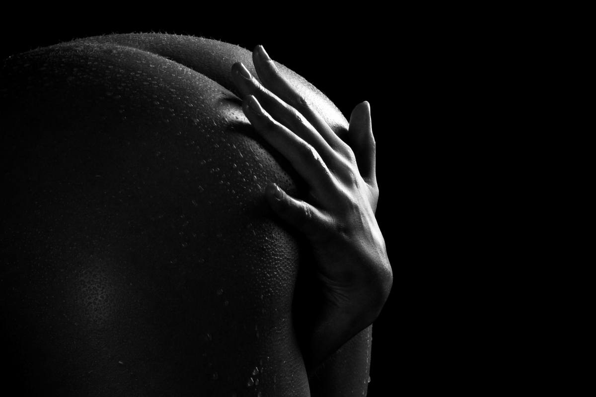 erotisches Foto Po Hand in schwarz-weiß