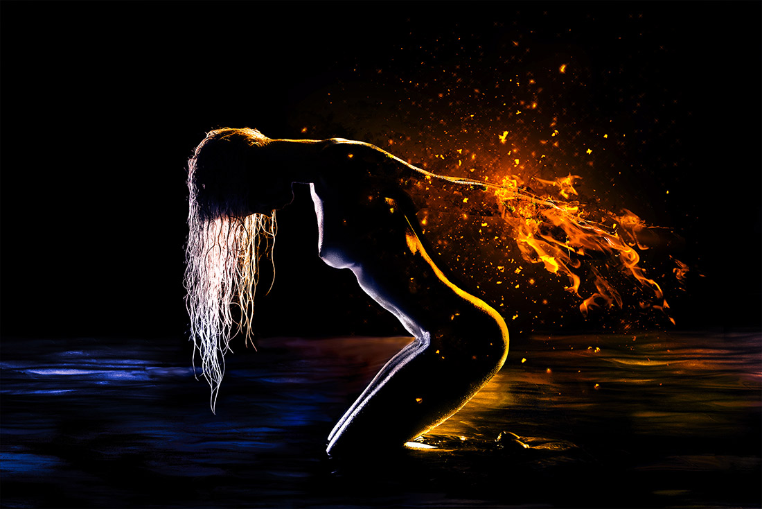 Aktfoto mit Flammen und Wasser