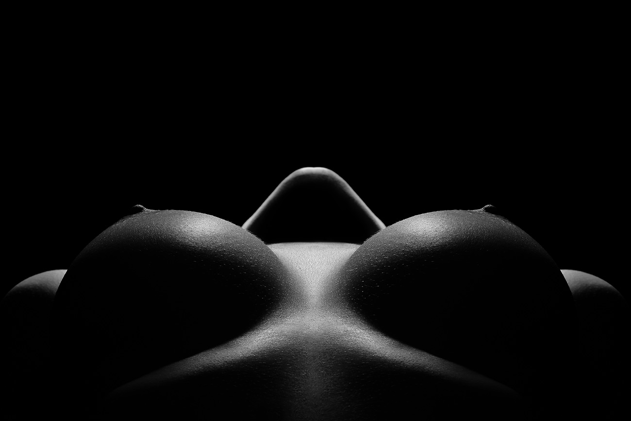 Körperlandschaften einer Frau in schwarzweiß Brust