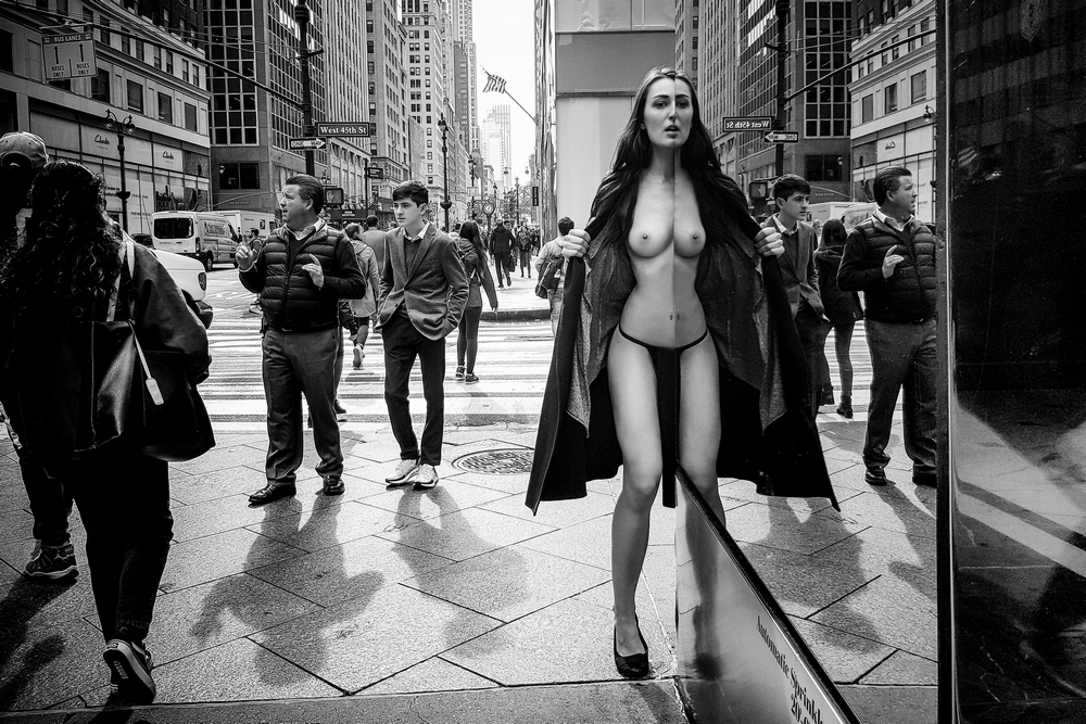 Merhfach international ausgezeichnetes Aktfoto aus dem Spendenprojekt MUTSPENDEN - Nude in Public New York