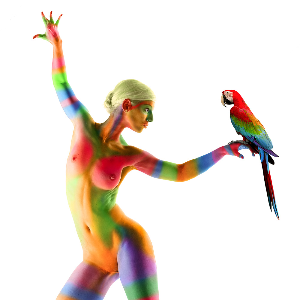 Aktfoto Frau mit Papagai Bodypainting