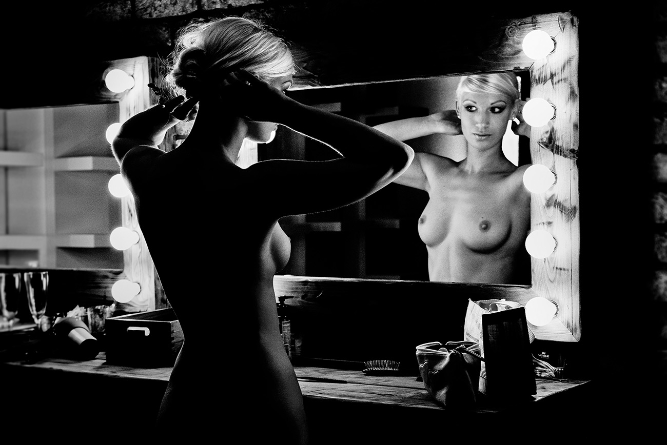 Aktfoto blonde rau vor einem Spiegel schwarzweiß Pinupfoto