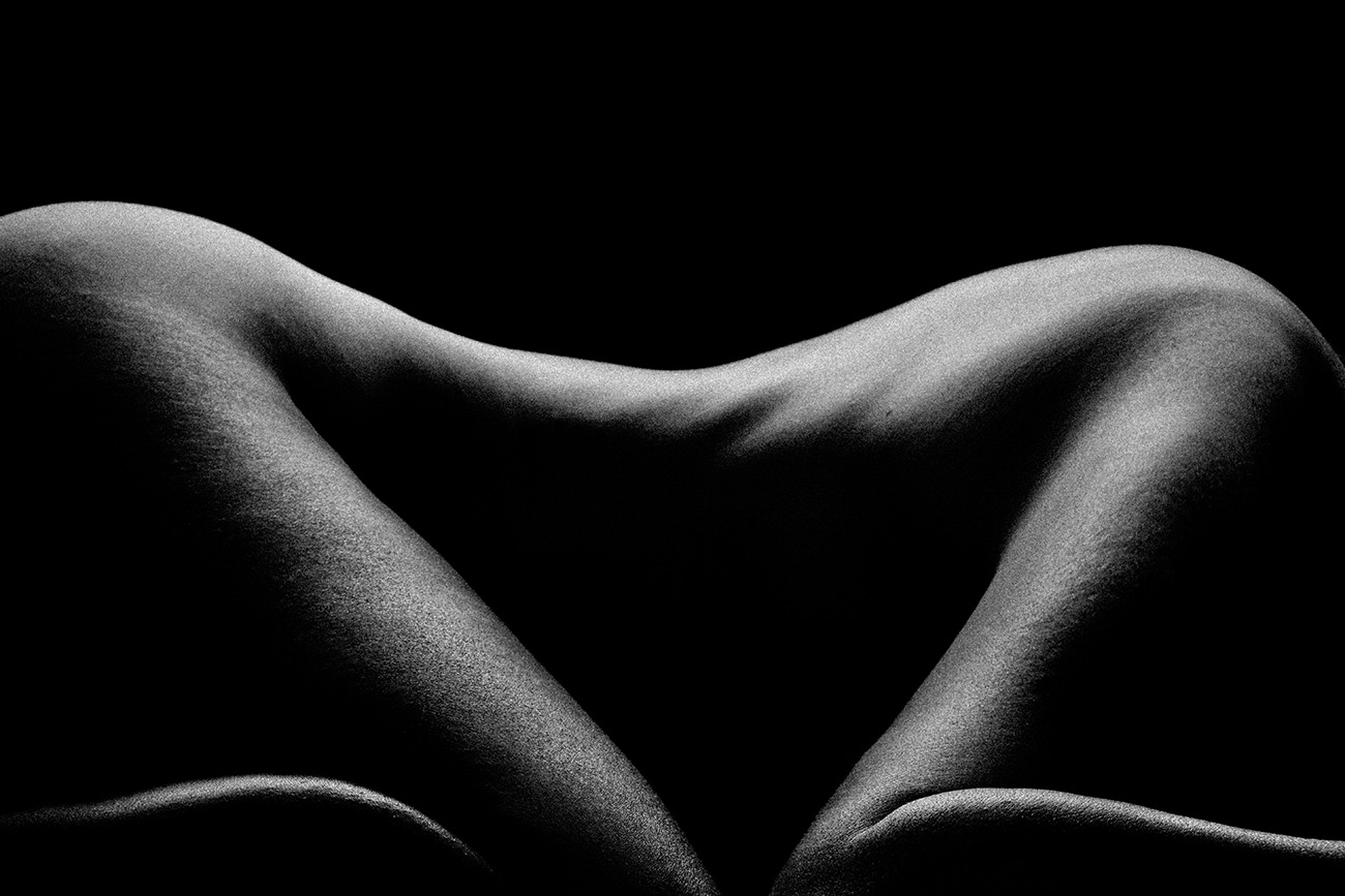 Körperlandschaft abstrakte Aktfotografie in schwarzweiß