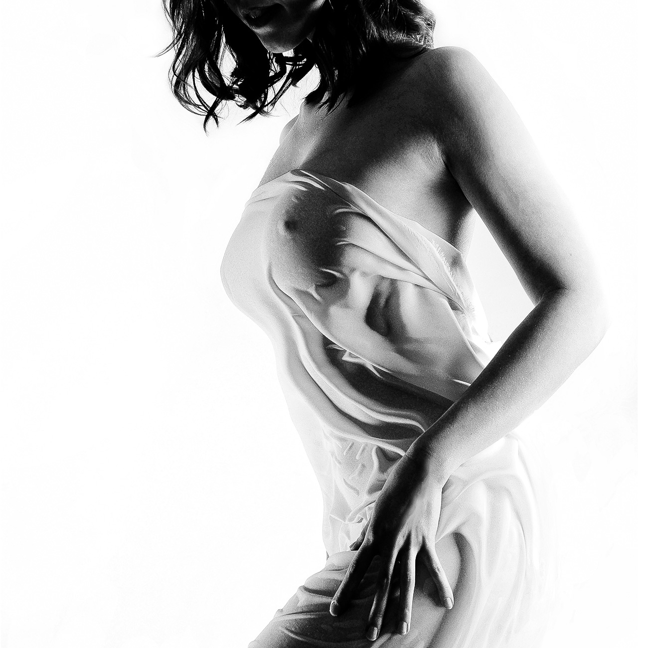 Schwarzweiß sw Aktfotos machen lassen mit einem weißem Tuch umhüllt black and white nude art