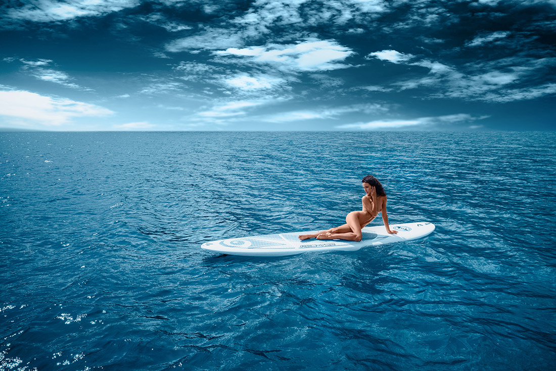 Aktfotos Surferin Outdoor am Meer auf Surfboard