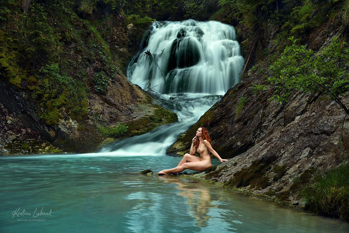 Aktfotos in der Natur am Wasserfall